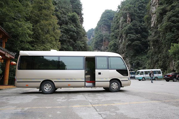 側圍裝飾條不但有效保護車身側圍受到意外摩擦，同時增添車身側圍美觀性 商用車