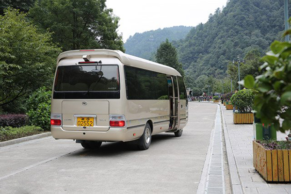 前后玻璃均采用黑帶處理，整體視覺優(yōu)雅尊貴 江淮寶斯通