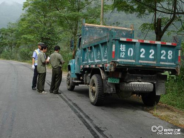 執(zhí)法 低速貨車(chē)圖